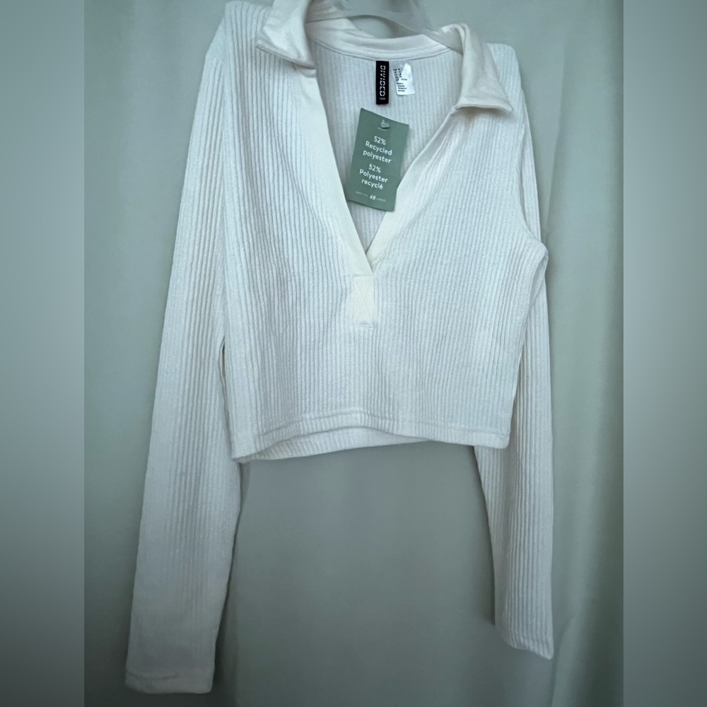 Divided by H&M collared deep v-neck long sleeve
Size medium
White